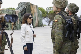 Visita ministra de Defensa al acuartelamiento El Hacho.