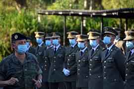 El General de la Bri X con el personal egresado