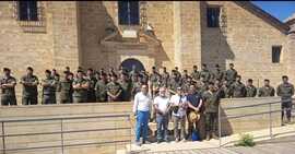 Componentes de la BRI X al pie del castillo de Montilla.