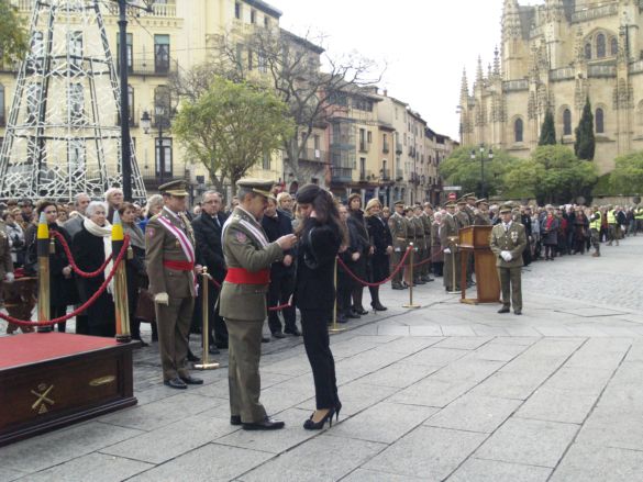 Imposición condecoración a titulo postumo al brigada Luquero M.(recogio su hija).