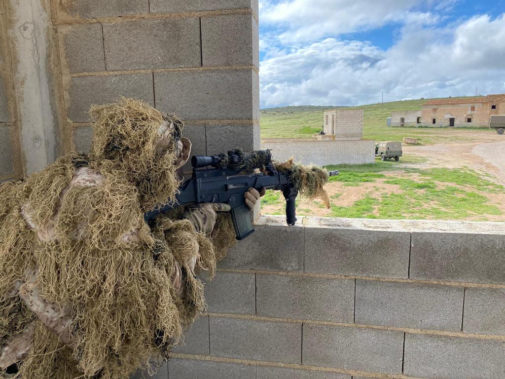 TIRADOR DE ÉLITE EN POSICIÓN