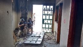 Ejercicio de combate en población.