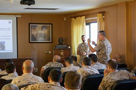 Los oficiales durante la conferencia.