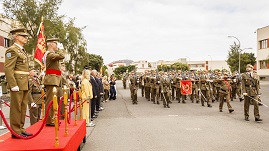 La unidad desfilando