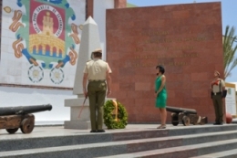 La viuda del Sargento 1º Argudín en el homenage a los caidos