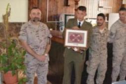 03. El Sdo. Quevedo recibe un obsequio de su Batallón