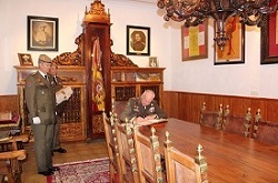 Firma en el libro de honor.