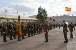 El TG Galán saludando a la Bandera durante el acto