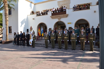 Autoridades y personal asistente a la Jura de Bandera