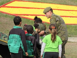 Realizando actividades con los alumnos del centro.