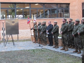 Fromación ante el monumento 