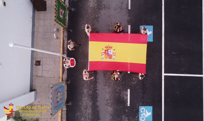Arriado de bandera del mes mayo