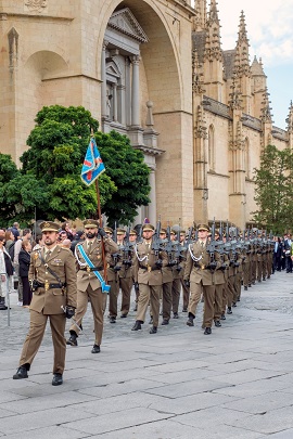 Batería de alumnos acompañando a la Virgen