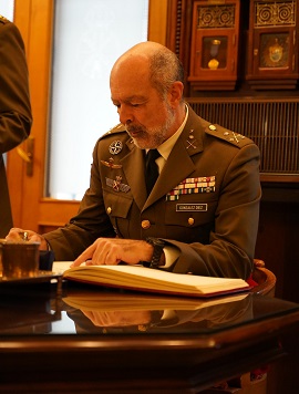 Firma en el libro de honor