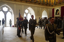 Sargentos alumnos se despiden del estandarte