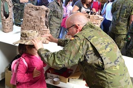 Vistiéndose las prendas del uniforme.