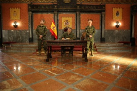 Firma en el libro de Honor en el Salón del Trono.