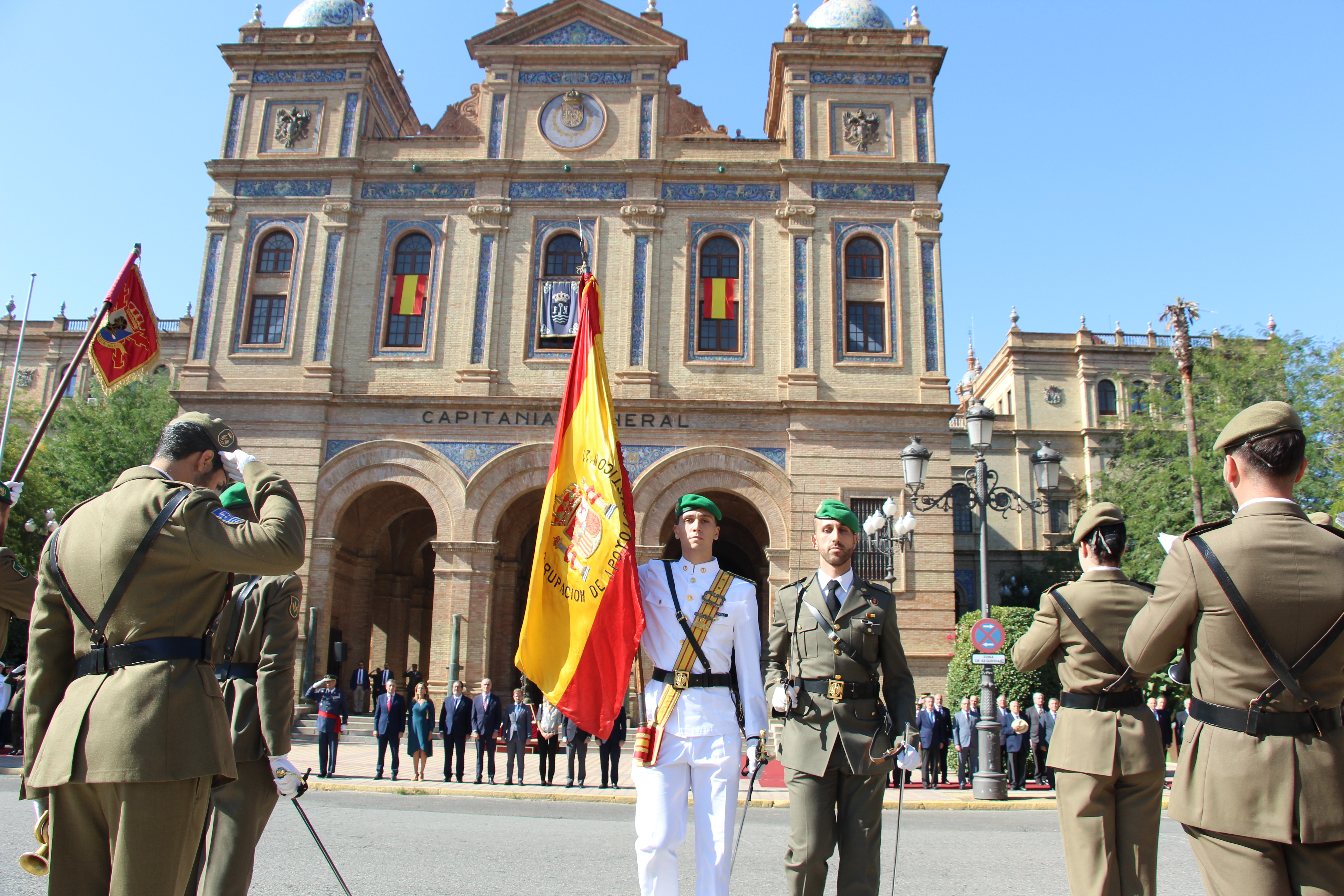 La Bandera de la AALOG 21 se incorpora a formación.