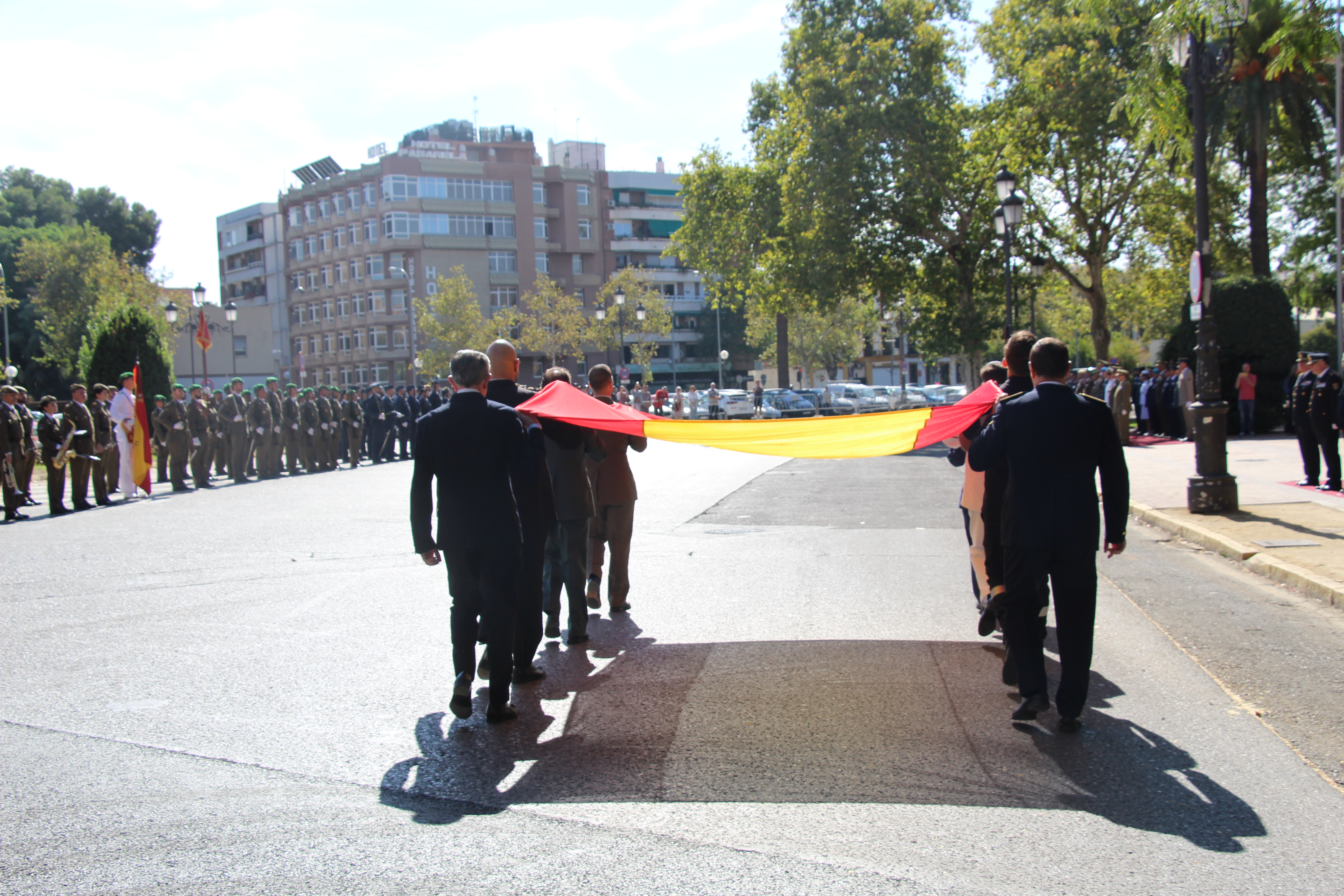 La Bandera es portada hasta el mástil.