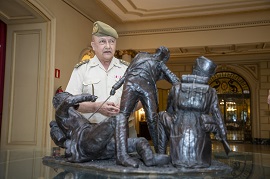 Escultor explica obra (Foto OC Acinf)