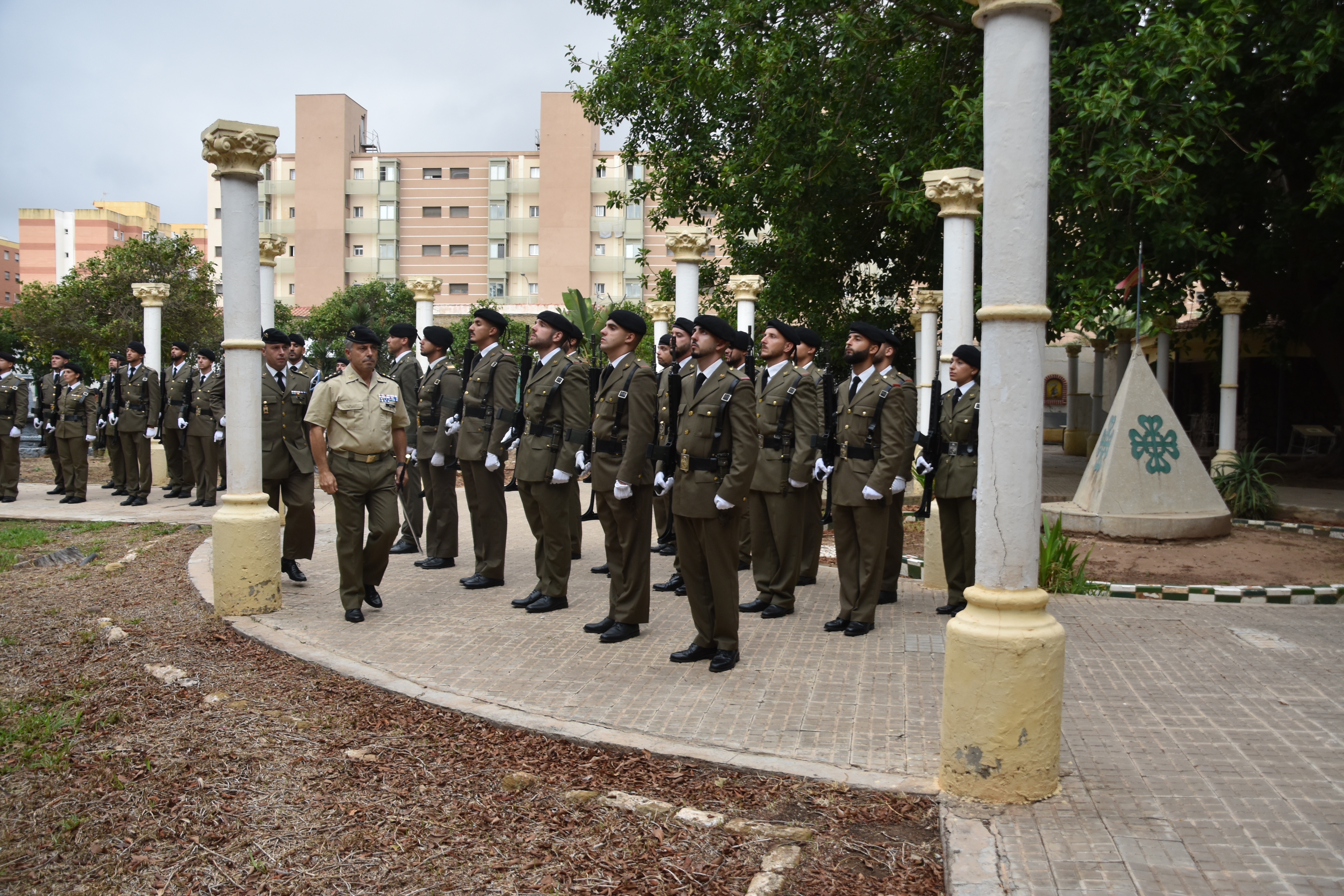 El coronel jefe del RC Alcántara 10 pasa revista