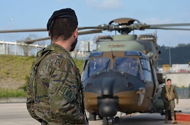 Helicóptero descargando material de desinfección