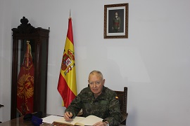 el general firmando el libro de honor