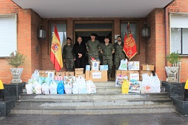 Jefe del Regimiento y el personal designado para la entrega 