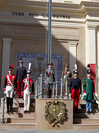 Cadetes ataviados con uniformes de todas las épocas