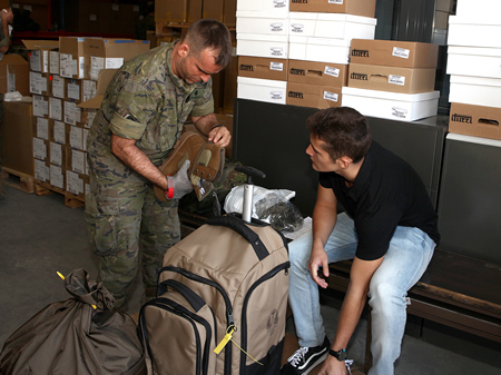 Entrega de equipo a los nuevos alumnos