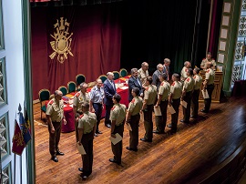 Alumnos recogiendo el Diploma