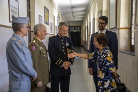 El ponente saluda saluda a la directora de Armas y Cuerpos