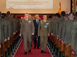 El ponente sale del salón de actos tras finalizar la conferencia