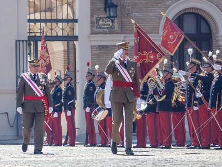 Su Majestad el Rey pasa revista a la fuerza.