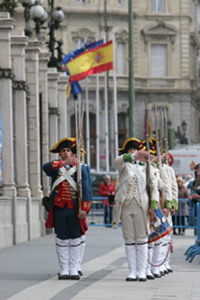EL REGIMIENTO INMEMORIAL DEL REY REALIZA EL RELEVO DE LA GUARDIA SEGÚN LAS COSTUMBRES DE LA ÉPOCA DE CARLOS III.