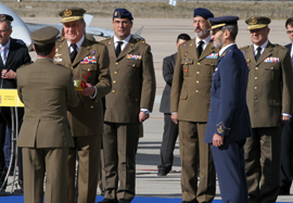 El Rey entrega la Bandera al director del Museo 