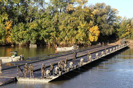 El Puente Tablero Flotante sobre el rio Ebro