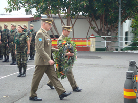 El general y el coronel portan la corona de laurel
