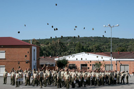 Los soldados en el momento de lanzar las boinas al aire