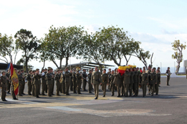 Incorporación del féretro a la explanada de la base 