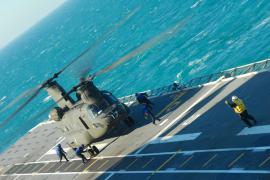 El Chinook en la cubierta del buque Juan Carlos I