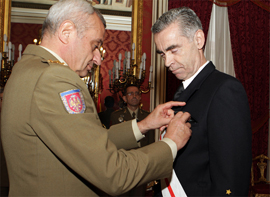 El JEME impone al JEMAD la Gran Cruz del Mérito Militar