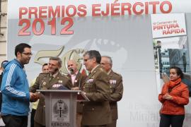 Entrega de diploma a uno de los premiados 