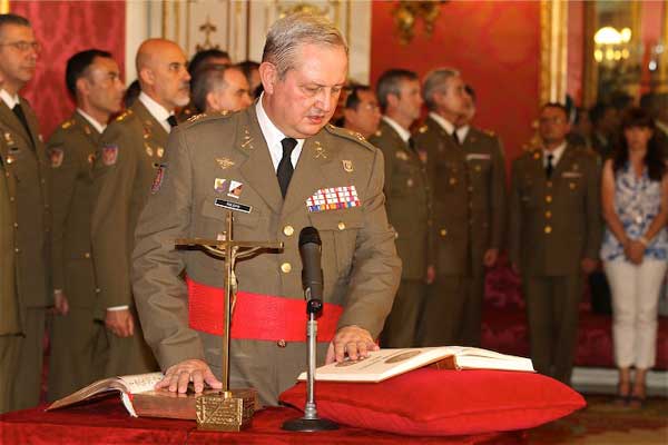 El general Roldán jura su cargo como jefe de la JCISAT