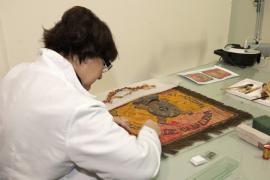 Una especialista realiza la restauración