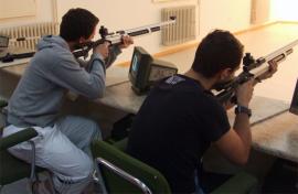 Dos alumnos con carabina de aire comprimido