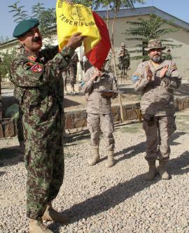 El general Wafadar con la Bandera de Mochila