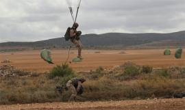 Aterrizaje de los paracaidistas