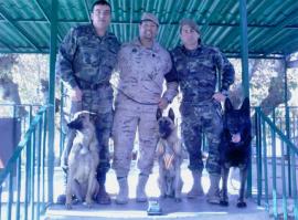 El cabo Arrocha y 'Titán'(centro) con el trofeo 