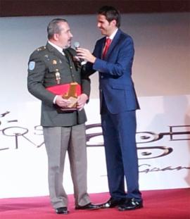 El general es entrevistado tras recibir el premio